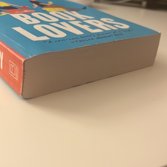 Book Lovers — Emily Henry - Picture 2 of 3